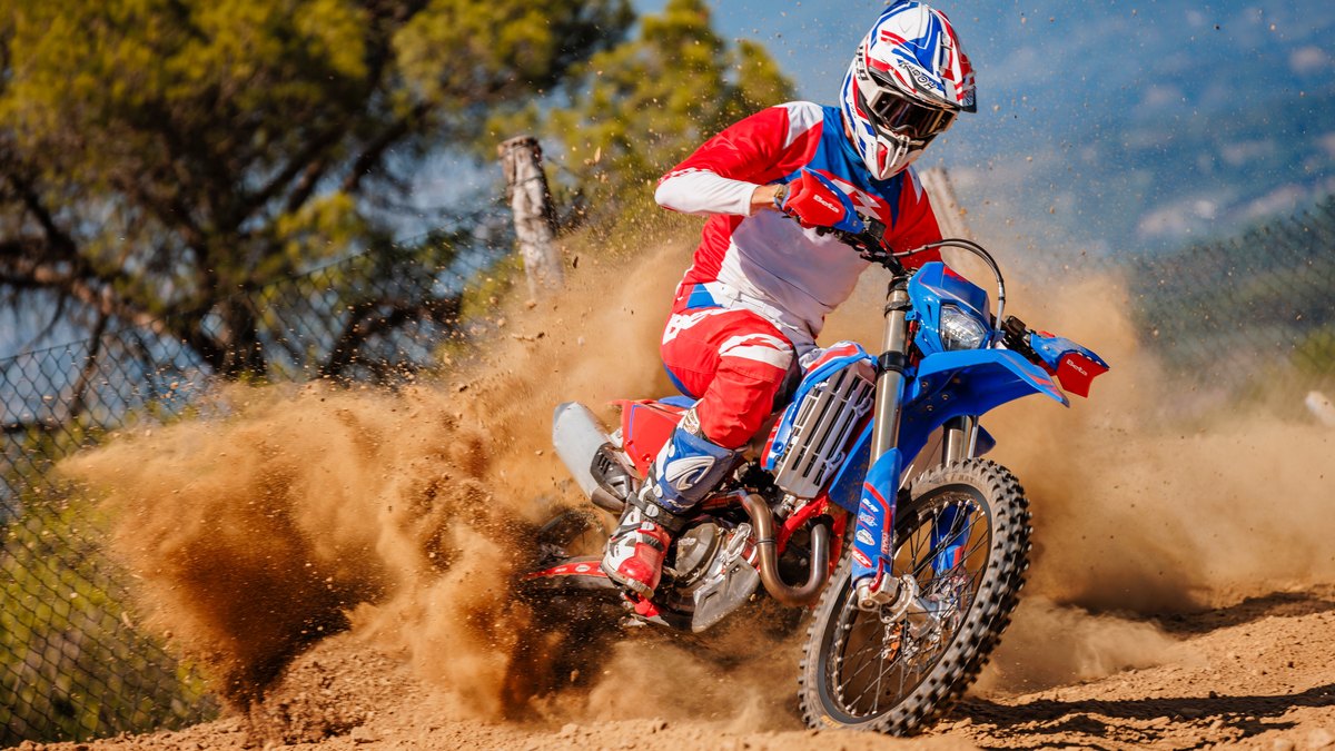 2027 Beta RR Race 4T ridden hard on a dusty enduro trail