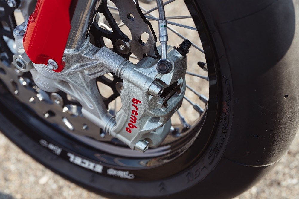 Desmo450 SM Brembo Stylema and Galfer front disc detail