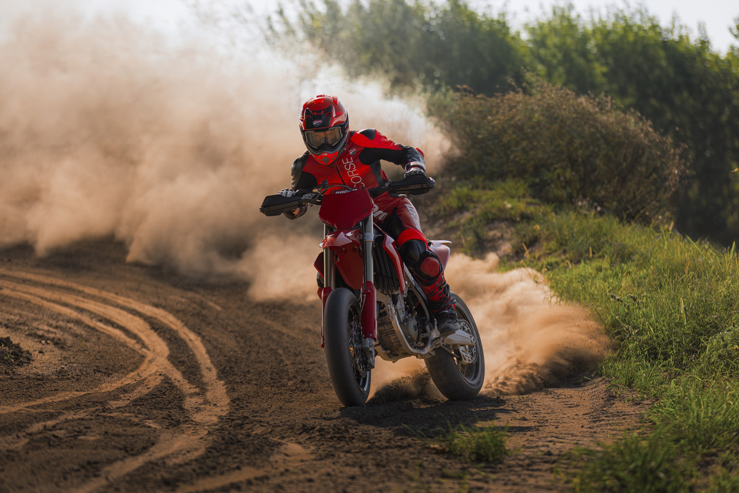 Desmo450 SM dirt-corner slide with dust plume