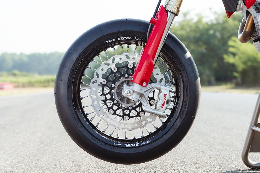 Desmo450 SM 16.5-inch front Excel BarTubeless wheel and slick