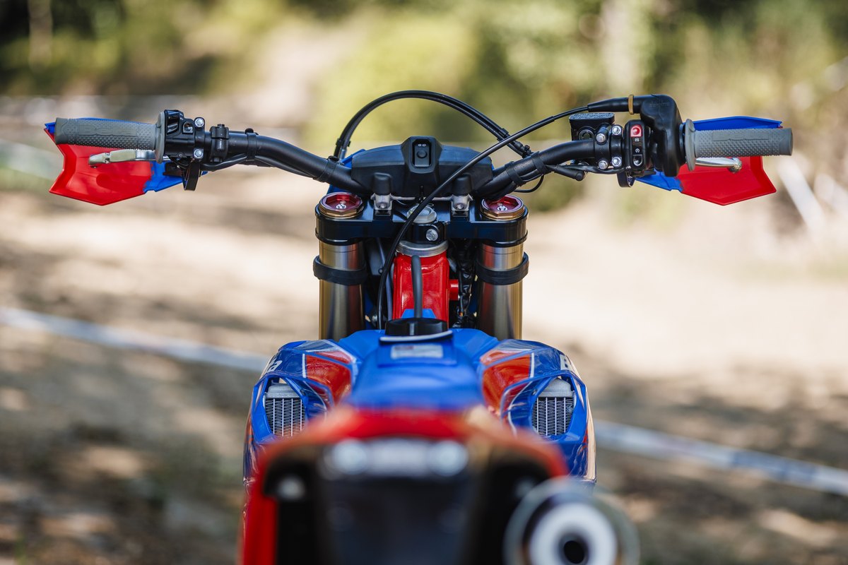 2027 Beta RR Race 300 2T cockpit from the front - bars, handguards and LED headlight mask
