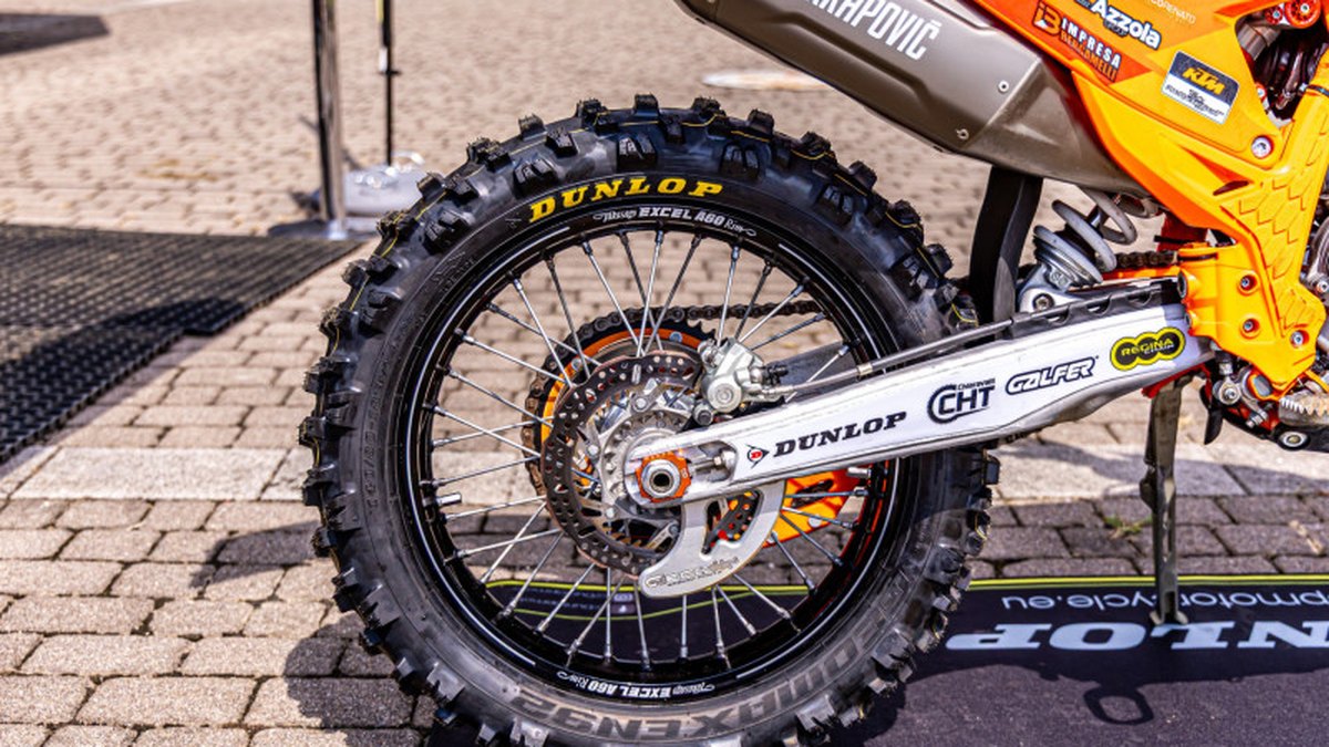 Dunlop Geomax EN92 enduro tire on the rear wheel of an orange enduro bike
